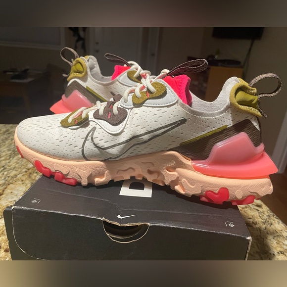 Women’s Nike React Vision Siren Red Workout Sneakers - Picture 5 of 12